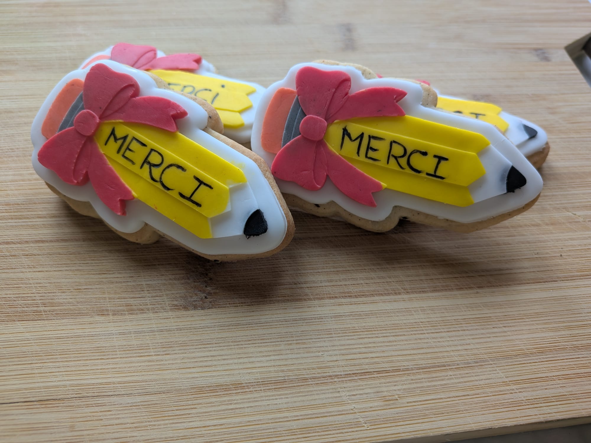 "Merci Maître-sse" - Sablé décoré de pâte à sucre vanillée ~
