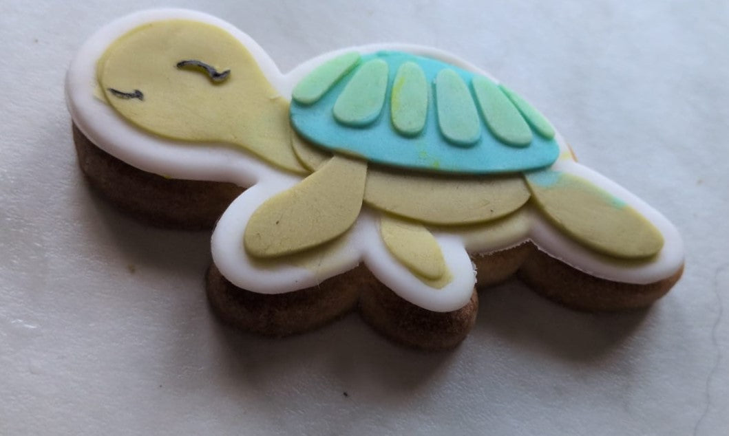 "Tortue Joyeuse" - Sablé décoré de pâte à sucre vanillée ~