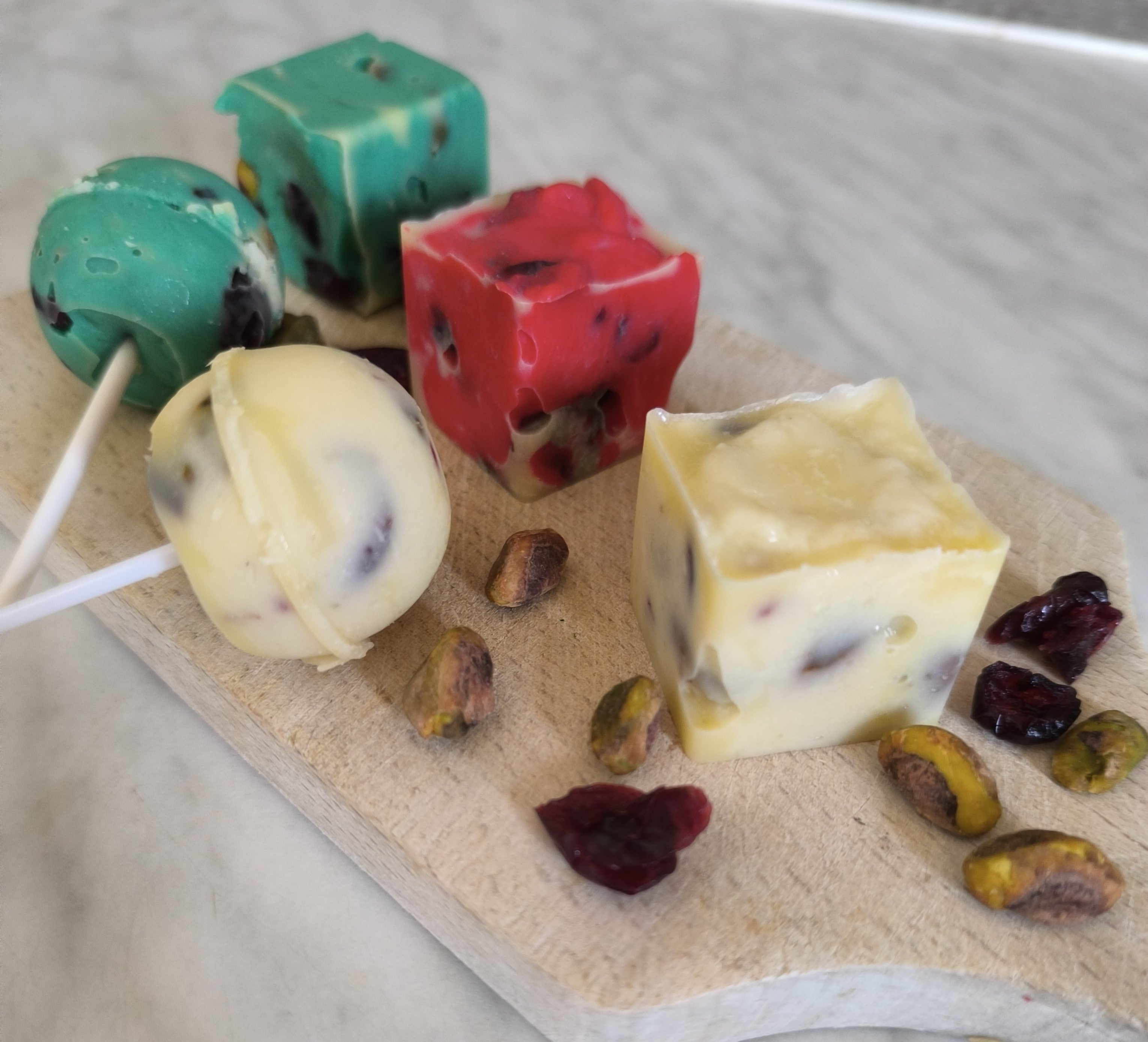 "Les Éclatantes" - Sucettes Chocolat Blanc, Pistaches & Canneberges